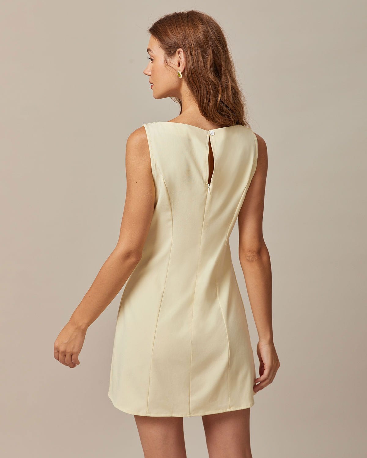 Vestido mini amarillo de corte bootcut con escote
