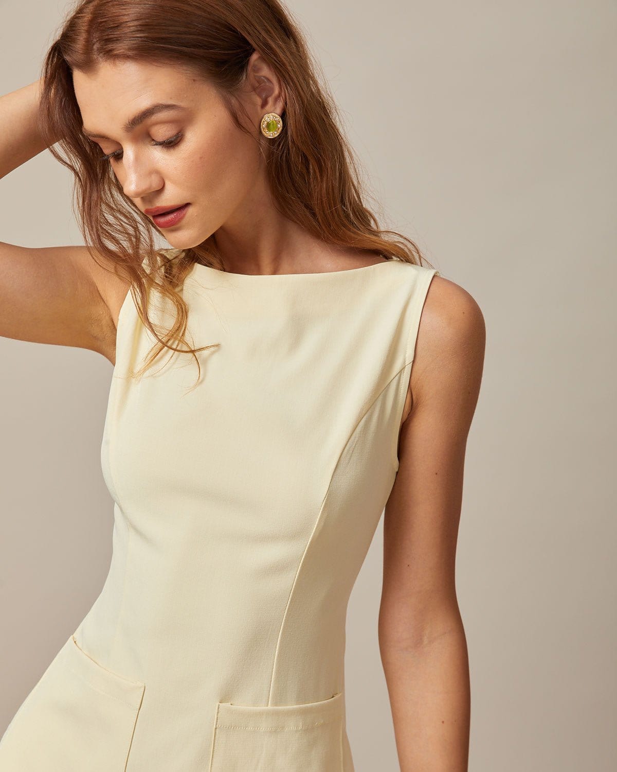Vestido mini amarillo de corte bootcut con escote