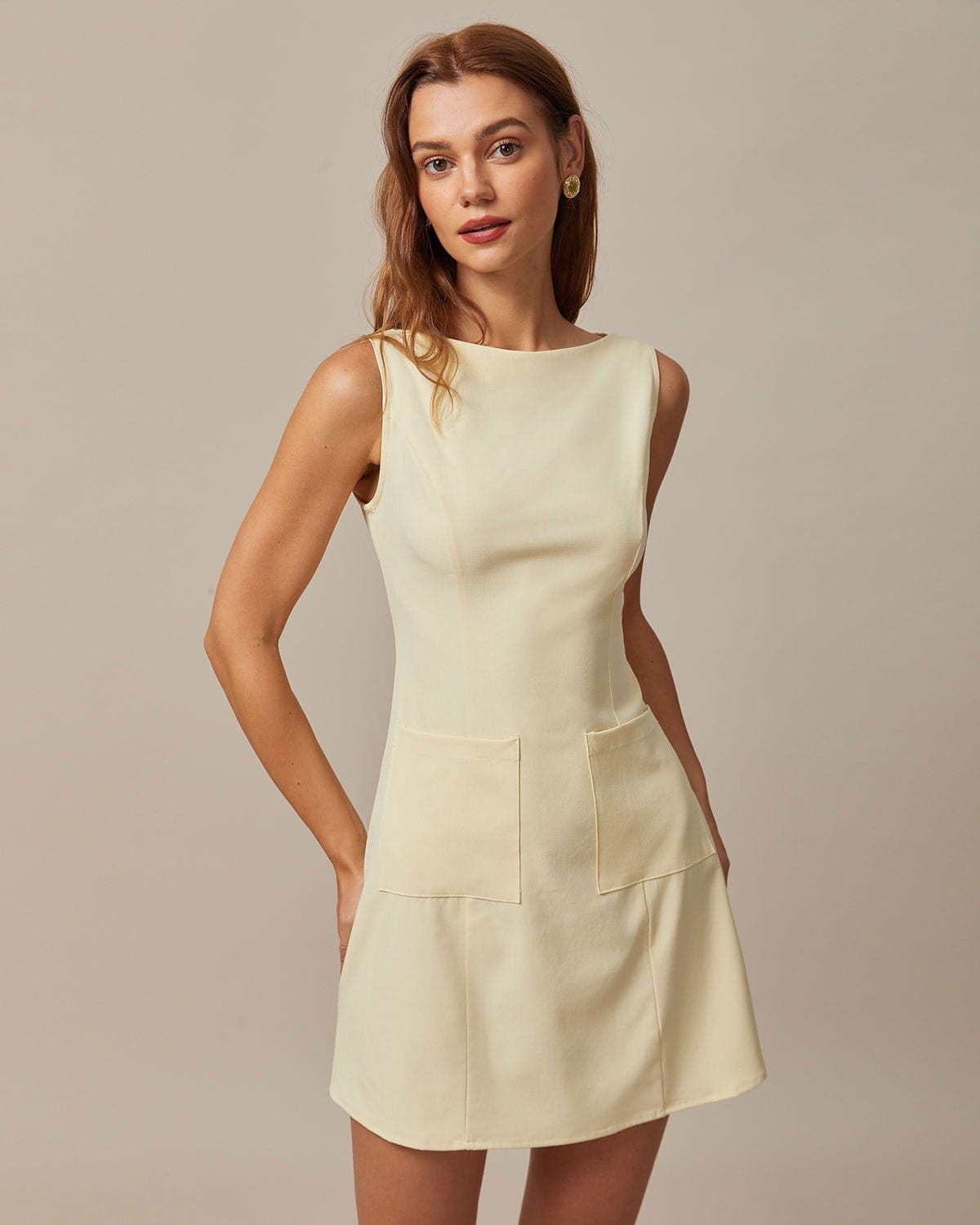 Vestido mini amarillo de corte bootcut con escote